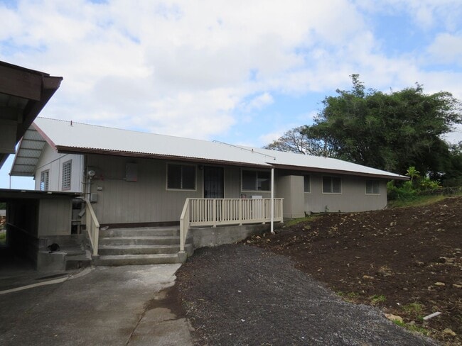Building Photo - Beautiful Hilo Home-utilities included