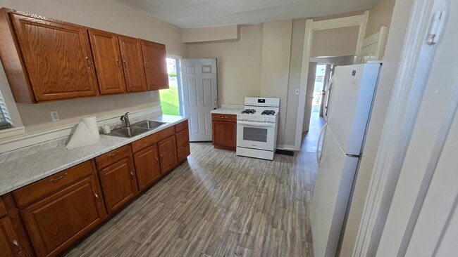 Unit 4 Kitchen - 901 N 8th St