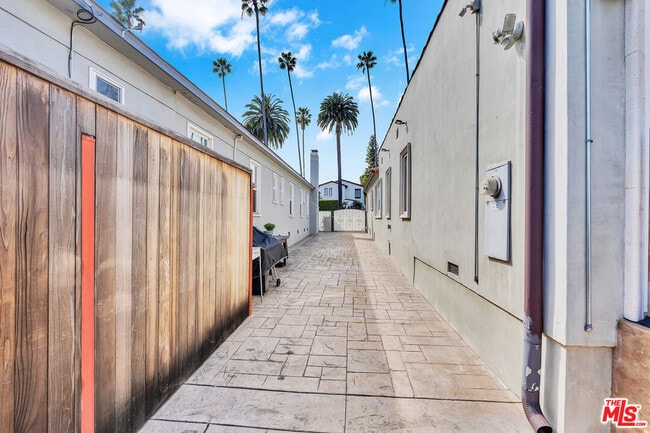 Photo - 326 N Doheny Dr