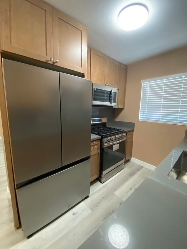 Building Photo - NEWLY RENOVATED 1 BEDROOM/1 BATH! Unit 6