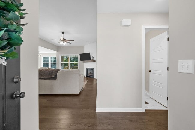 Photo - 3 Bedroom 2 Bath Dog Friendly Home For Rent!