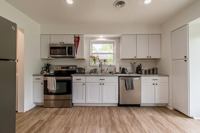 Photo - 2332 S Clover Dr