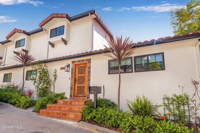 Building Photo - Must see this luxurious short-term, furnis... Rental
