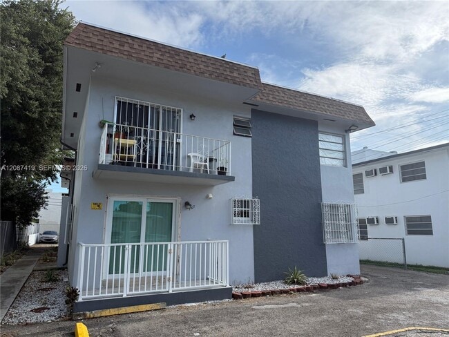 Building Photo - 767 SW 9th St Unit 201