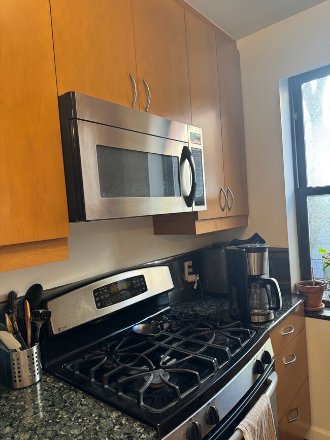 microwave - 160 W 85th St Unit 3G