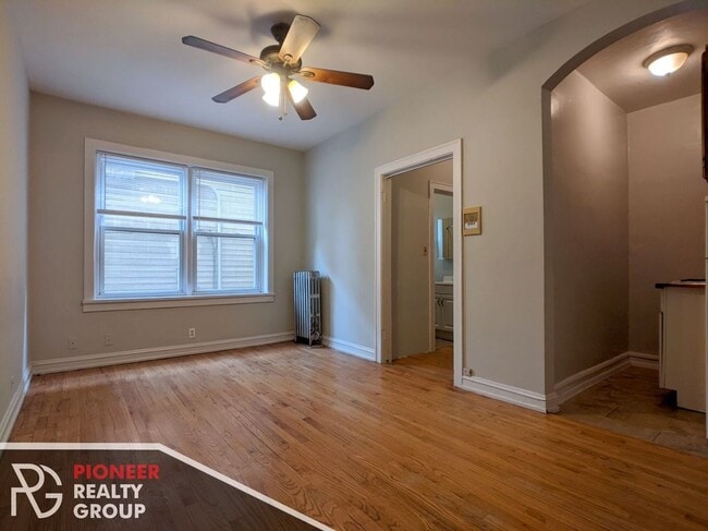 Building Photo - 2827 N Burling St Unit 102