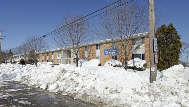 Building Photo - Mano Realty