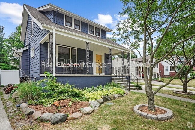 Building Photo - Meticulously Maintained with 3 Large Bedro... Rental
