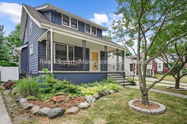 Building Photo - Meticulously Maintained with 3 Large Bedro... Rental