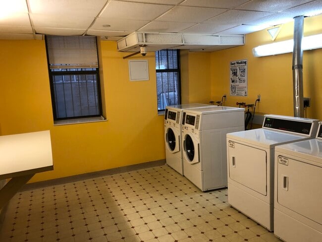 Building Photo - 104 Queensberry St Unit 3