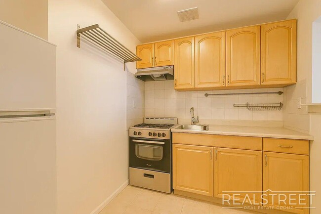 Building Photo - This is a spacious, bright, and sunny 1 bedroom apartment located on one of South Slope/ Greenwood's