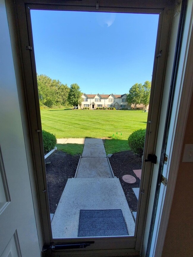 Photo - 2 Bedroom, 1.5 Bathroom Townhouse. Large L...