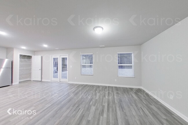 Photo - 247 Hawthorn Trail