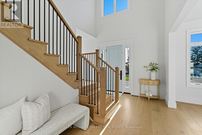 Photo - 631 Mill St S