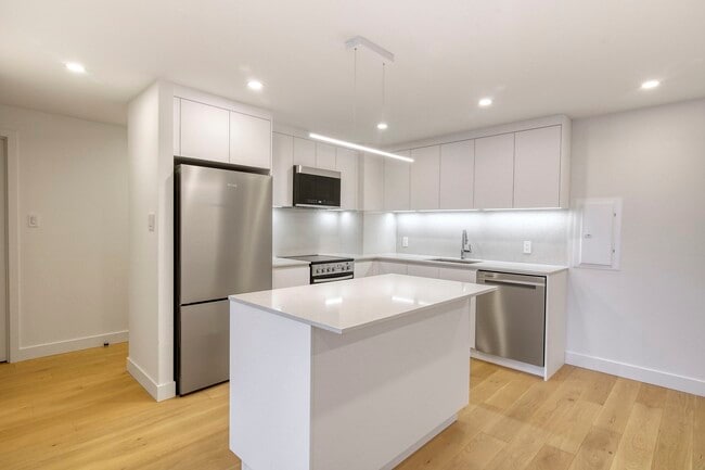 Building Photo - 4800 Maisonneuve Blvd W Unit 514