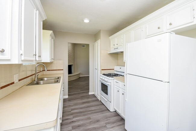 Photo - 810 Dell Dale St
