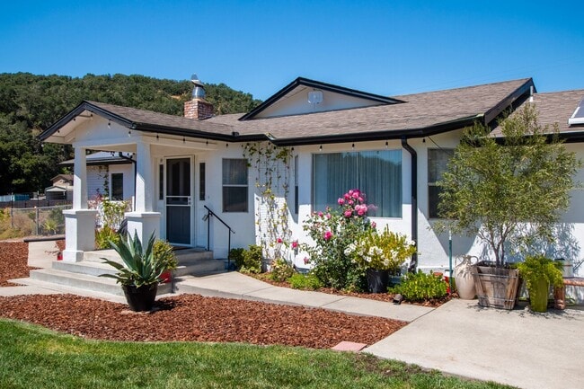 Building Photo - MODERN FARM HOUSE FOR RENT