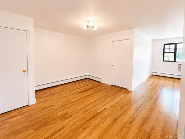 Building Photo - 533 Soundview Ave Unit 3rd Floor