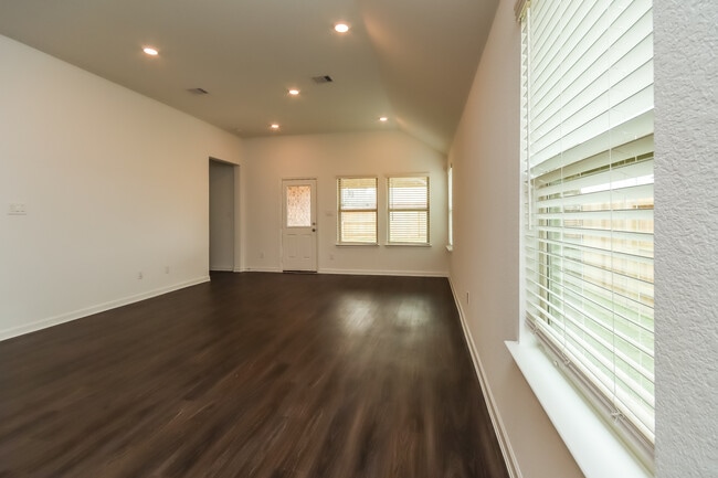 Photo - 5434 Tourmaline Wy