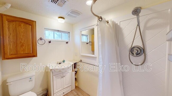 Photo - 440 Sage St
