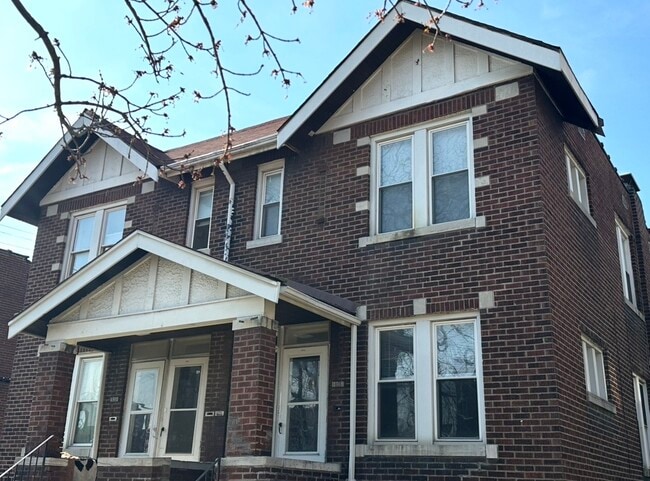 Building Photo - 4916 Winona Ave Unit 2 West