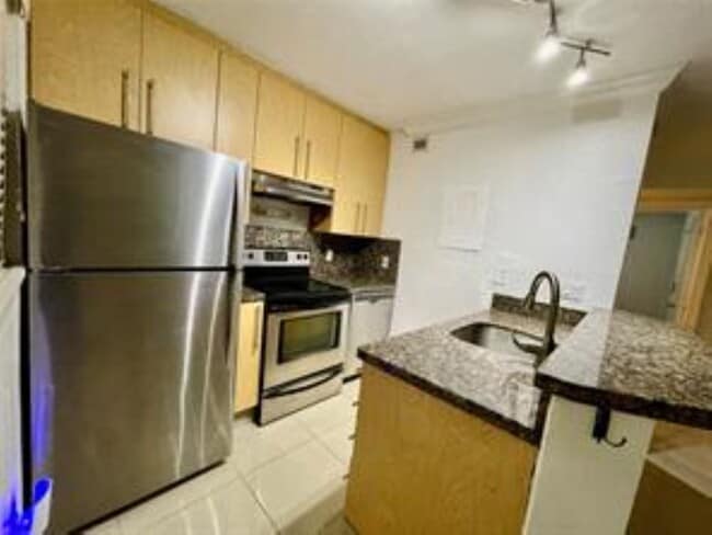 Building Photo - 811 NE 14th Pl Unit 4