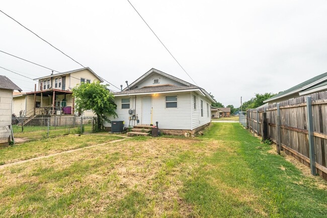 Photo - Beautiful 2 Bed 1 Bath in Quiet Area