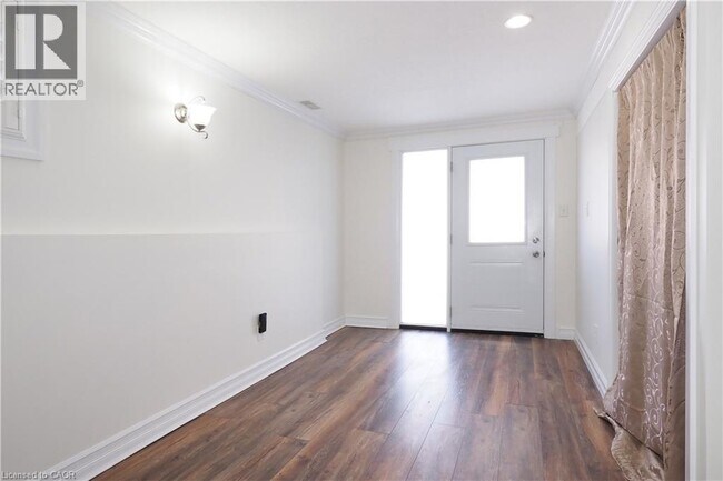 Photo - 67 Hollyridge Crescent