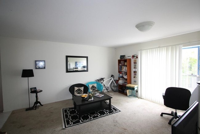 Photo - 800-818 E 20th Street Apartamentos