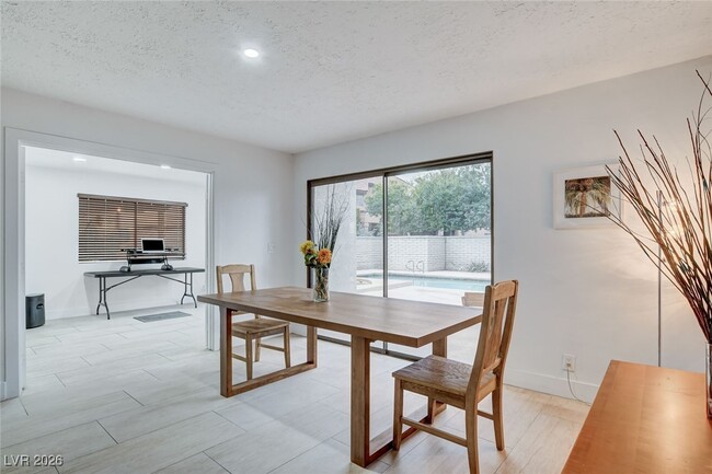 Building Photo - 945 Vegas Valley Dr