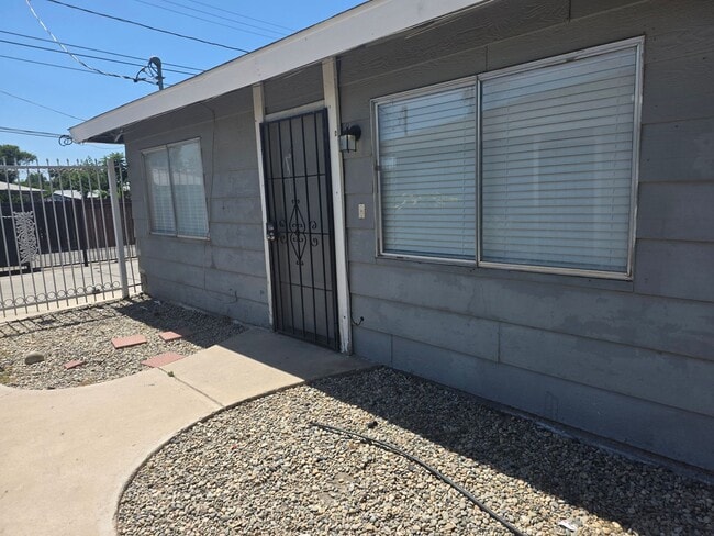 Building Photo - 2905 S Chester Ave Unit #C