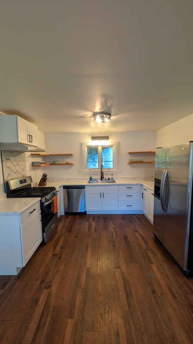 Building Photo - 405 N Cloverdale Blvd Rental