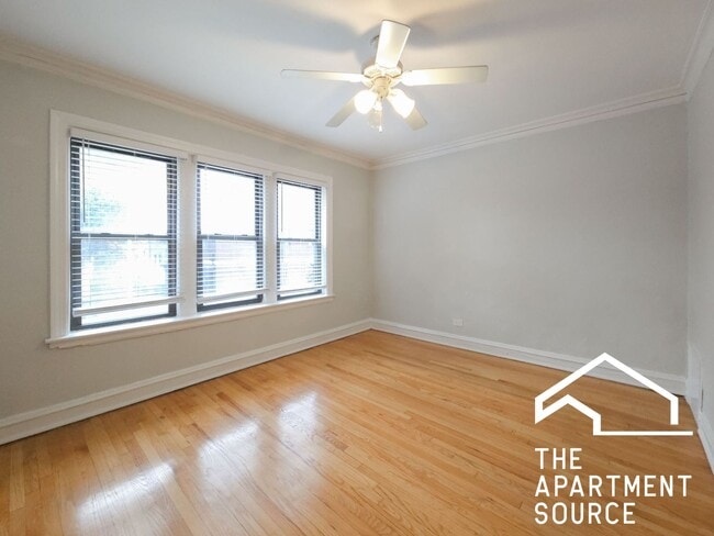 Building Photo - 2342 W School St Unit 1