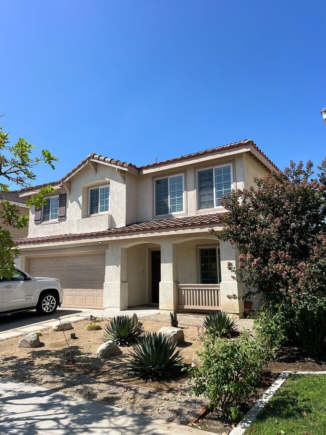 Building Photo - Tustin 3 bed 2.5 bath + office and bonus room