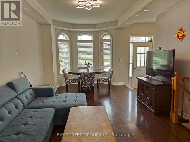 Photo - 256 Glenashton Dr