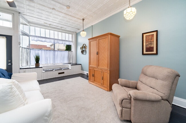 39 Laverack Ave Unidad Lower Furnished