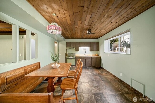 Building Photo - Luxury Home with Views, Maintained Pool and Yard. 5Bed, 3 Bath Great Location