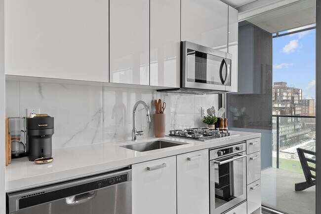 Photo - 458 Richmond St W