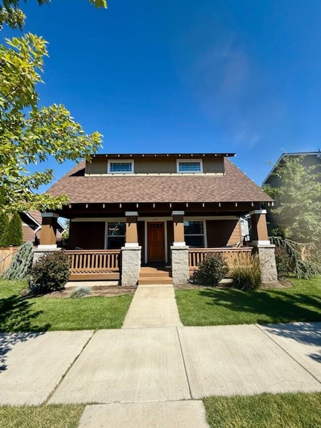 Spacious 3-Bedroom Home with Bonus Room in... - Spacious 3-Bedroom Home with Bonus Room in...