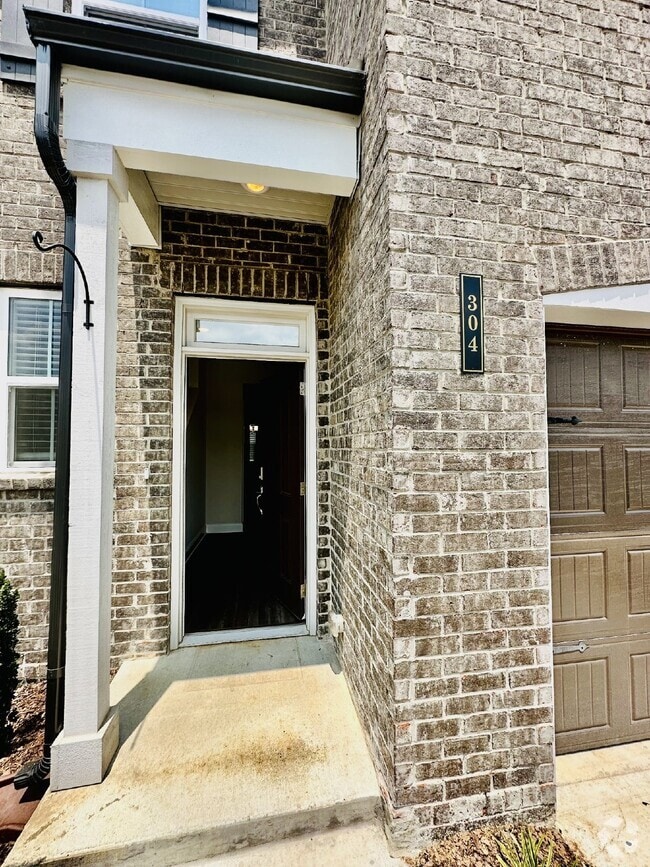 Building Photo - Walk to shopping, schools, greenway, and d... Rental