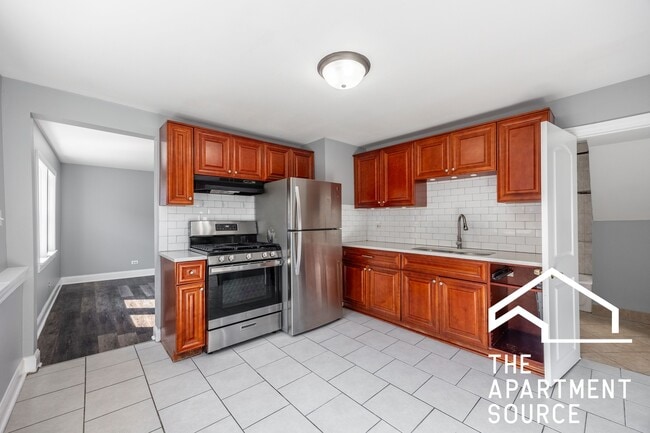 Building Photo - 2014 W 22nd Pl Unit 2