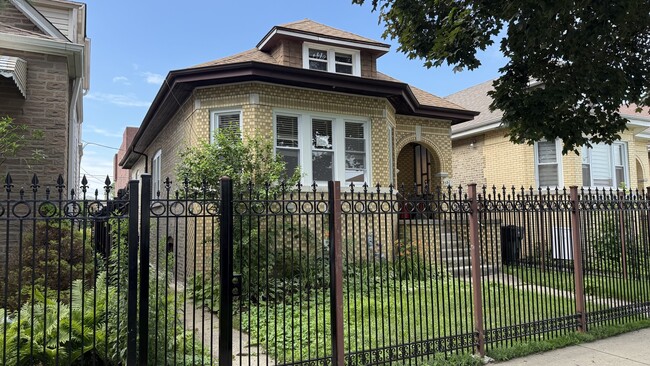 Building Photo - 5821 W Gunnison St