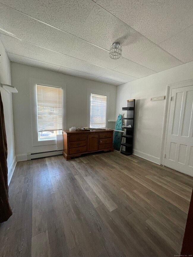 Photo - 687 Hallett St