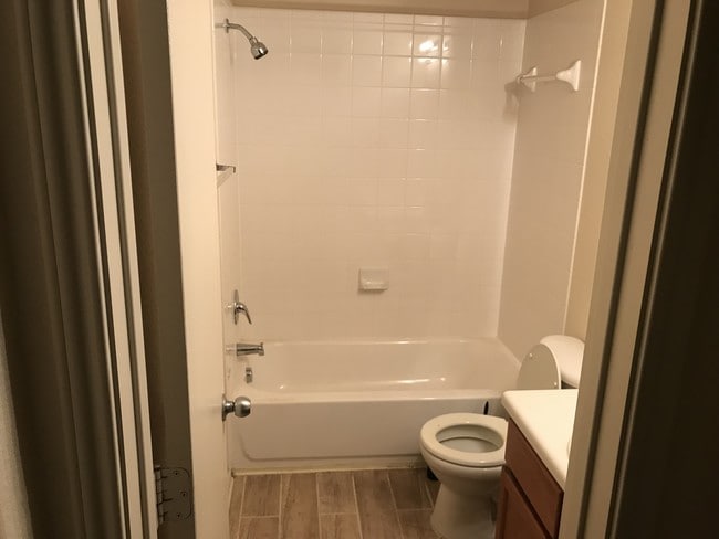 Guest Bath Shower Tub - 8451 Blackstone Cove