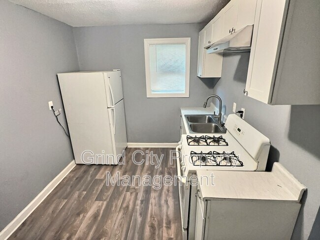 Photo - 3042 McAdoo Ave