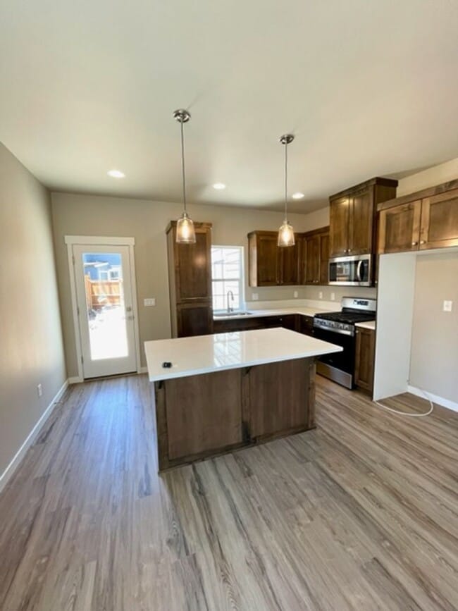 Building Photo - Jennifer Triplex - 61525-JENN-00 Unit #3