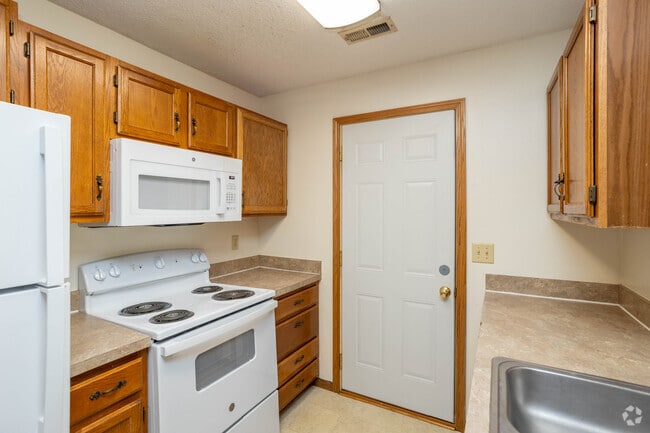 2BR, 2BA - 990SF