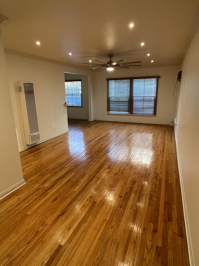 Building Photo - 5723 San Vicente Blvd Unit 1/2 Rental