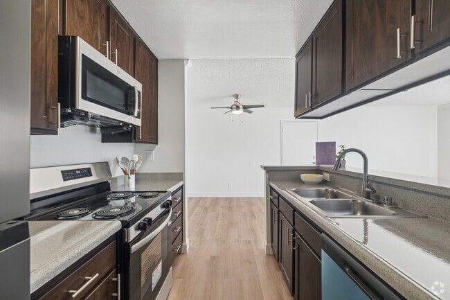 2BR, 2BA - 784SF - Kitchen