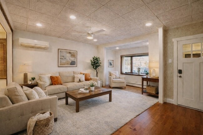 Photo - 16 W 51st St